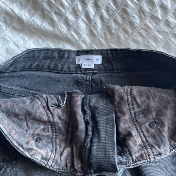 Black, brand new Good American jean shorts size 28/6 - Picture 3 of 3